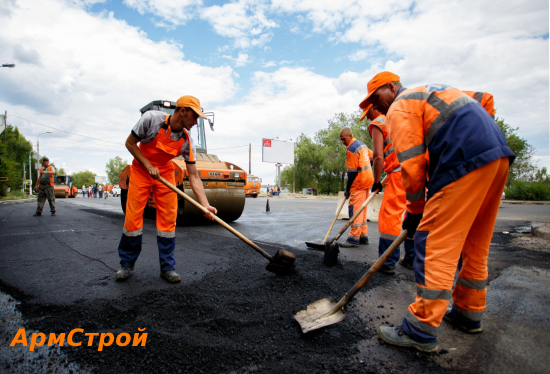 процесс ремонта асфальта ﻿Киевском
